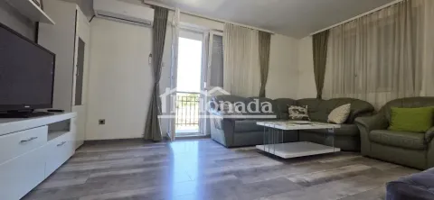 Dnevna soba sa garniturom, TV-om i izlazom na terasu. - image 2