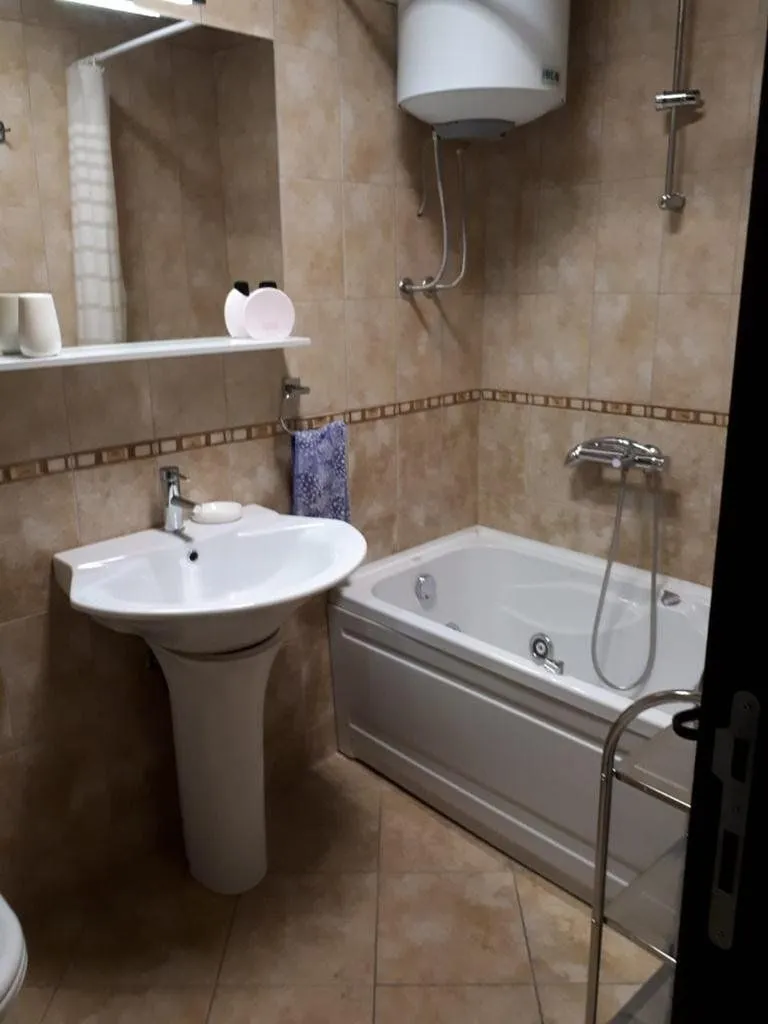 Izdavanje, trosoban stan, 190m², Preko Morače, Podgorica