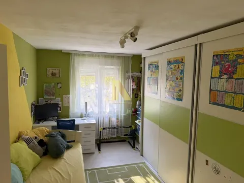 Dečja soba sa krevetom, radnim stolom i velikim plakarom. - image 10