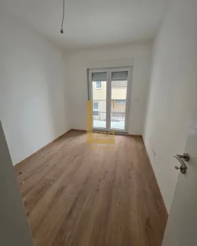 Prazna soba sa drvenim podom i izlazom na terasu. - image 7