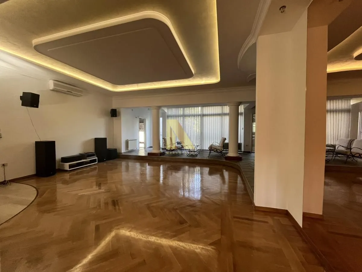 Prodaja, četvorosoban stan, 213m², Centar, Novi Sad