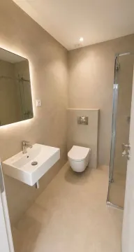 Moderne opremljeno kupatilo sa umivaonikom, wc šoljom i tuš kabinom. - image 4
