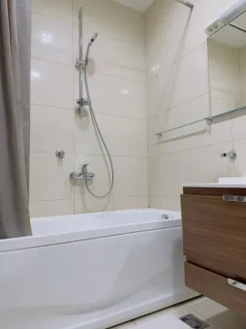Kupatilo sa kadom, tuš baterijom i umivaonikom sa ormarićem. - image 7