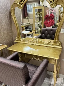 Luksuzni toaletni sto sa velikim ukrašenim ogledalom i foteljom u sobi. - image 11