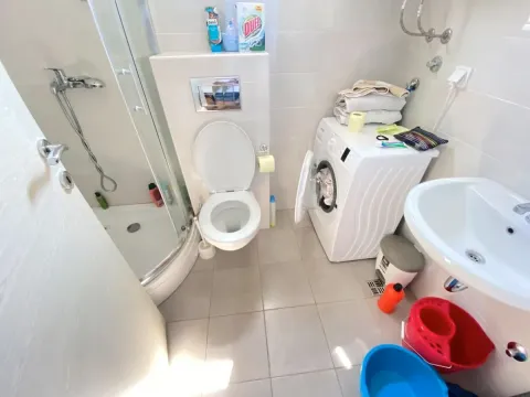 Manje kupatilo sa tuš kabinom, toaletom, umivaonikom i veš mašinom. - image 8