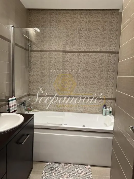 Prodaja, trosoban stan, 67m², Centar, Novi Sad