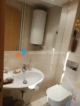Manje kupatilo sa umivaonikom, WC šoljom i bojlerom. - image 16