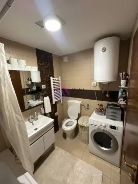 Kupatilo opremljeno sanitarijama, umivaonikom, tuš kabinom i veš mašinom. - image 12