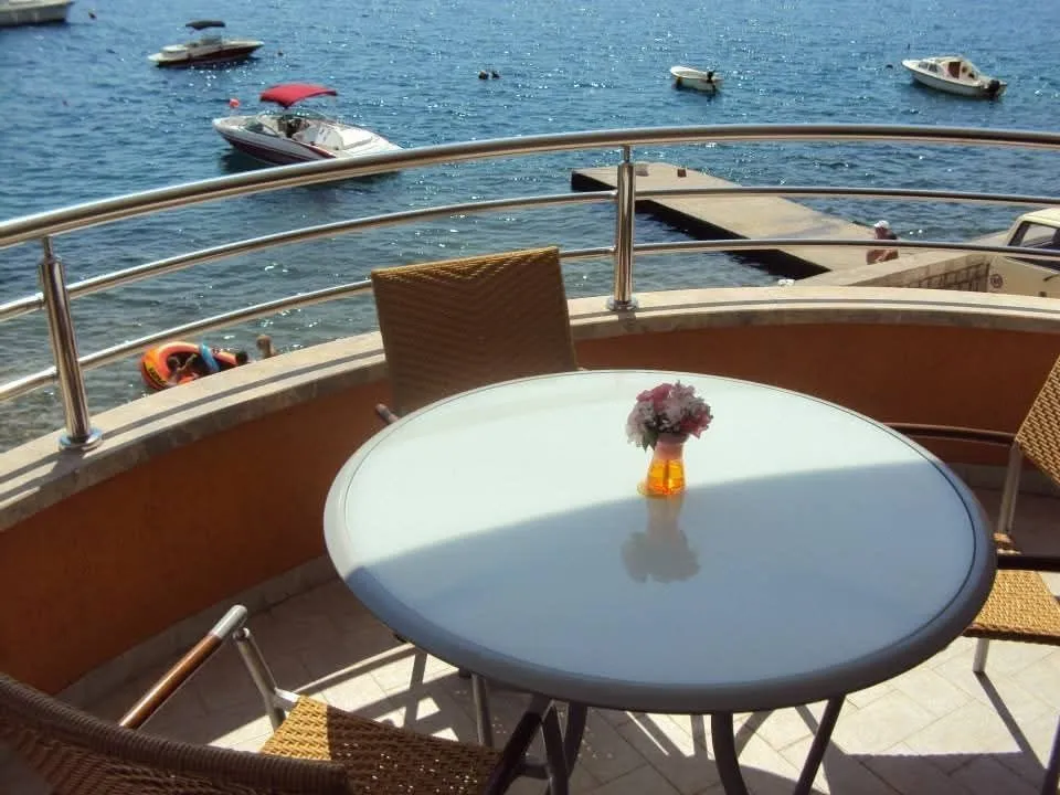 Izdavanje, jednosoban stan, 61m², Bijela, Herceg Novi