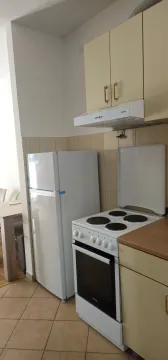 Manja kuhinja sa štednjakom i frižiderom. - image 3