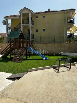 Dvorište sa igralištem ispred stambene zgrade. - image 6