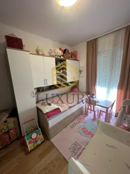 Dječija soba sa krevetom, garderoberom i igračkama. - image 14