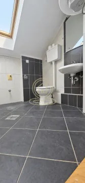 Kupatilo u potkrovlju sa WC šoljom, umivaonikom i krovnim prozorom. - image 11