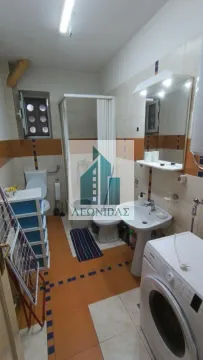 Kupatilo opremljeno sanitarijama, tuš kabinom i veš mašinom. - image 12