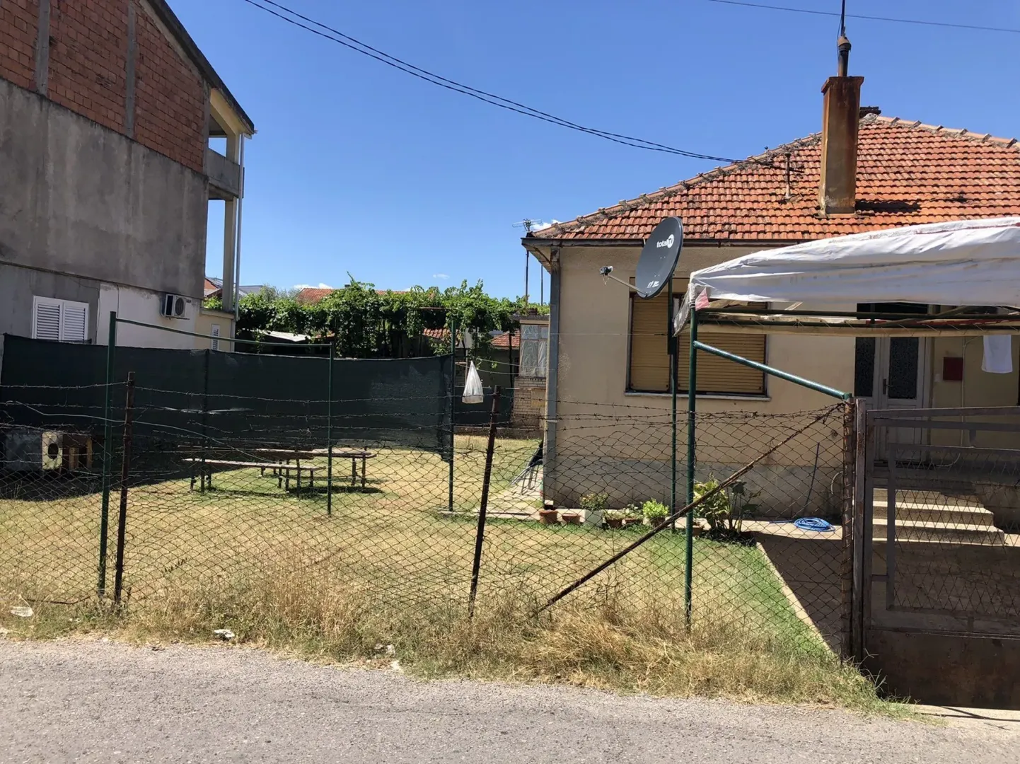 Dvorište i eksterijer prizemne kuće.