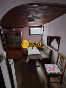 Trpezarija sa drvenim nameštajem i krovom obloženim drvenim panelima. - image 3