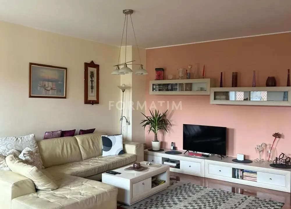 Izdavanje, četvorosoban stan, 101m², Đeram Pijaca, Beograd