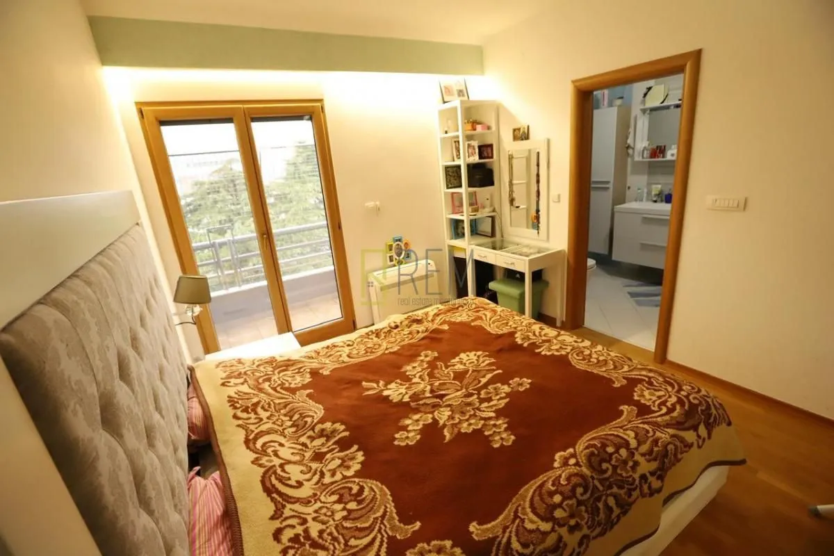 Prodaja, četvorosoban stan, 136m², Centar, Podgorica