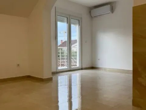 Rent, house, 500m², Stari Aerodrom, Podgorica - image 11