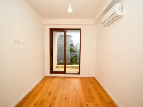 Izdavanje, poslovni prostor, 100m², Centar, Podgorica - image 3