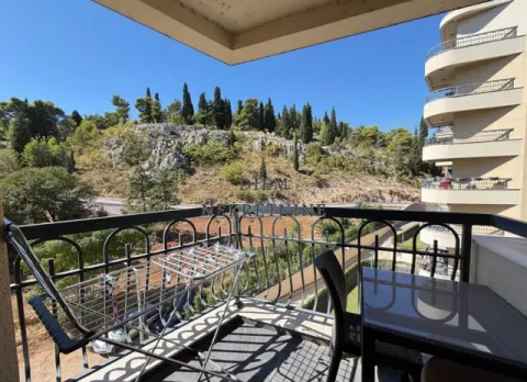 Namješten balkon sa stolom, stolicama i sušilicom za vejs, sa pogledom na zelenilo i okolne zgrade. - image 15