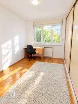 Manja soba sa radnim stolom i ugradnim ormanom. - image 4