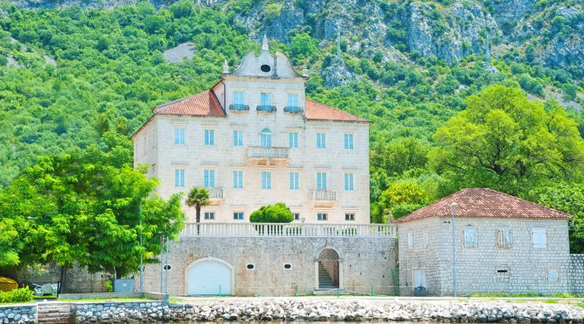 Sale, house, 1500m², Dobrota, Kotor