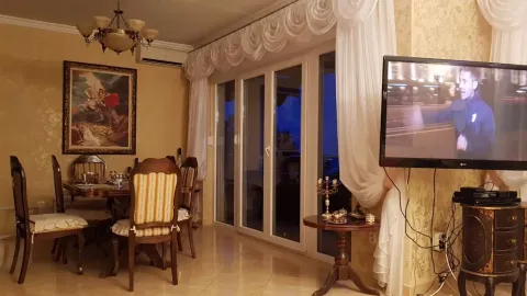 Prostrana dnevna soba sa trpezarijom i velikim prozorima. - image 14