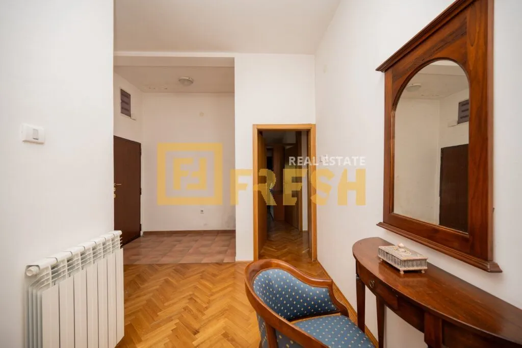 Izdavanje, trosoban stan, 140m², Gorica C, Podgorica