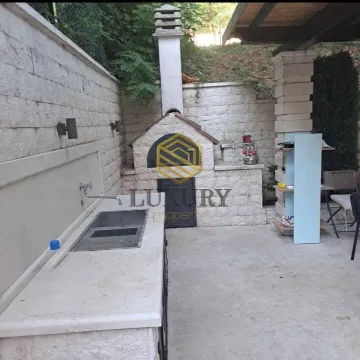 Natkriveni dio dvorišta sa zidanim roštiljem i sudoperom. - image 4