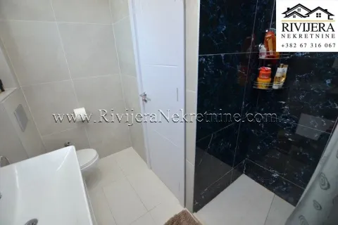 Kupatilo sa tuš kabinom i bijelim sanitarijama. - image 3