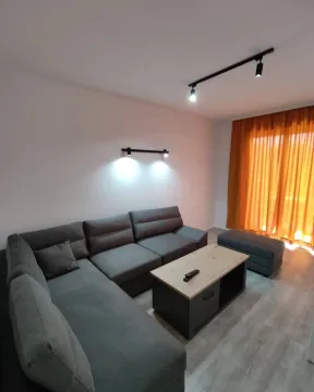 Dnevna soba sa ugaonom garniturom, stočićem i narandžastim zavjesama. - image 8