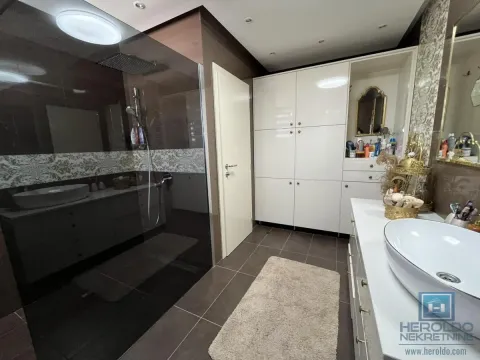 Prodaja, četvorosoban stan, 164m², Centar, Jagodina - image 12