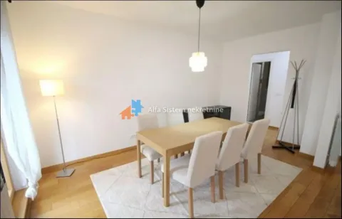 Trpezarija sa drvenim stolom i šest belih stolica. - image 2