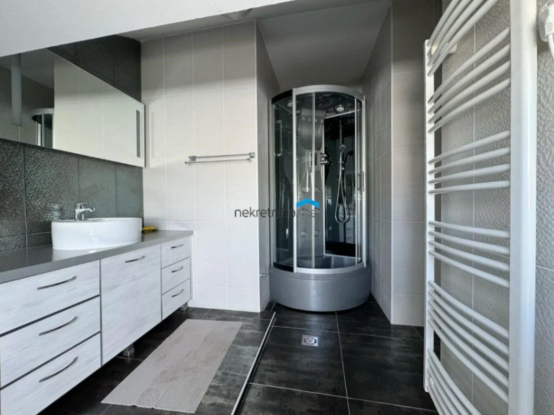 Izdavanje, četvorosoban stan, 178m², Gorica C, Podgorica