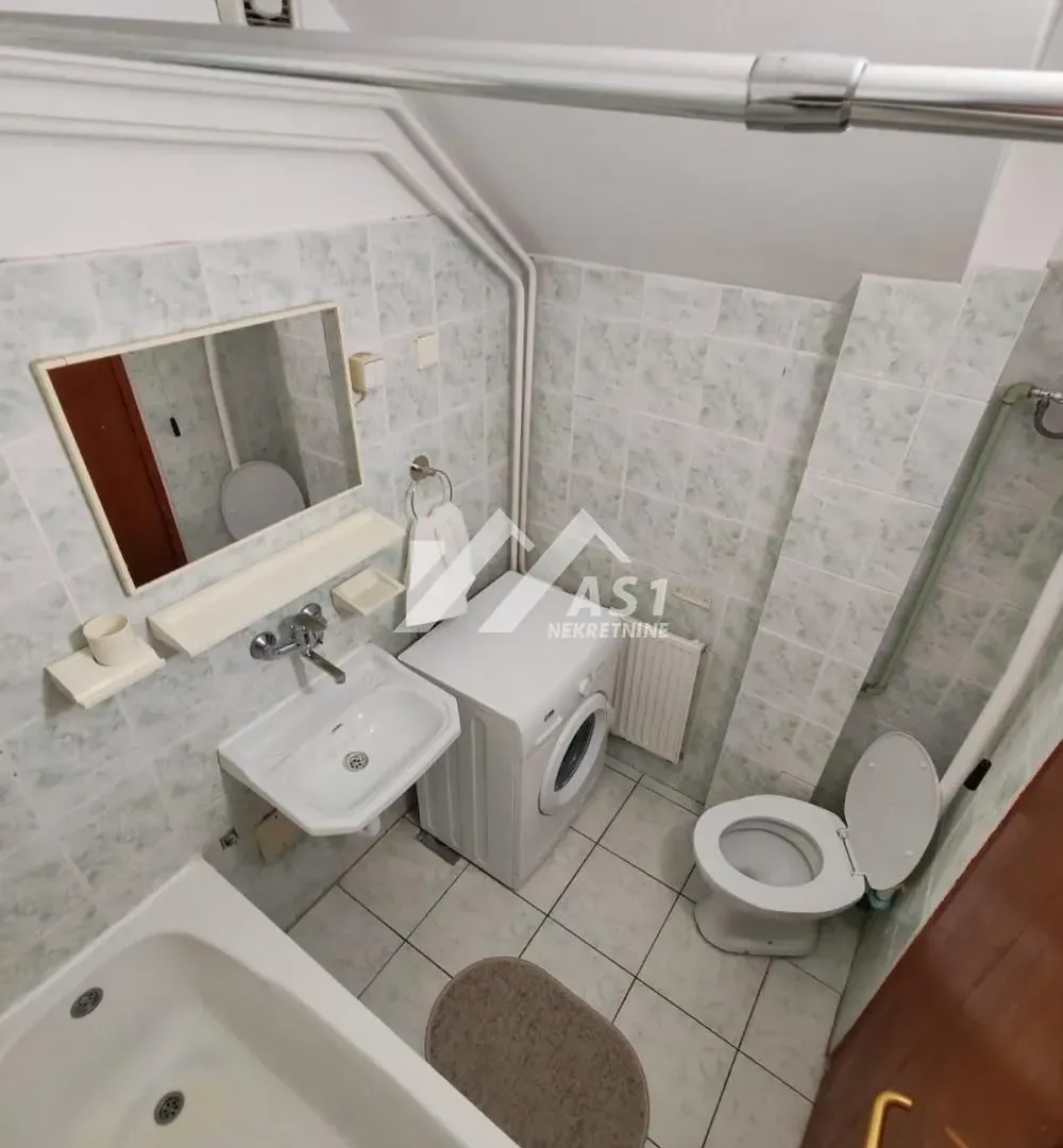 Izdavanje, trosoban stan, 54m², Centar, Novi Sad