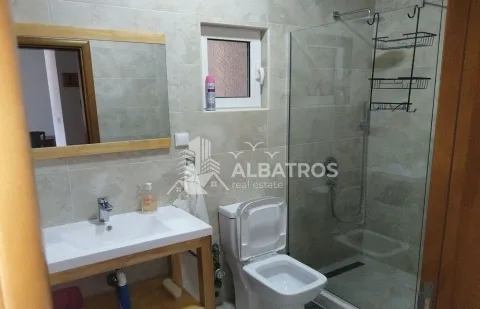 Bathroom equipped with a washbasin, toilet, and walk-in shower. - image 7