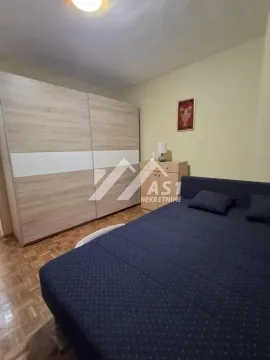 Nameštena spavaća soba sa bračnim krevetom i velikim ormarom. - image 6