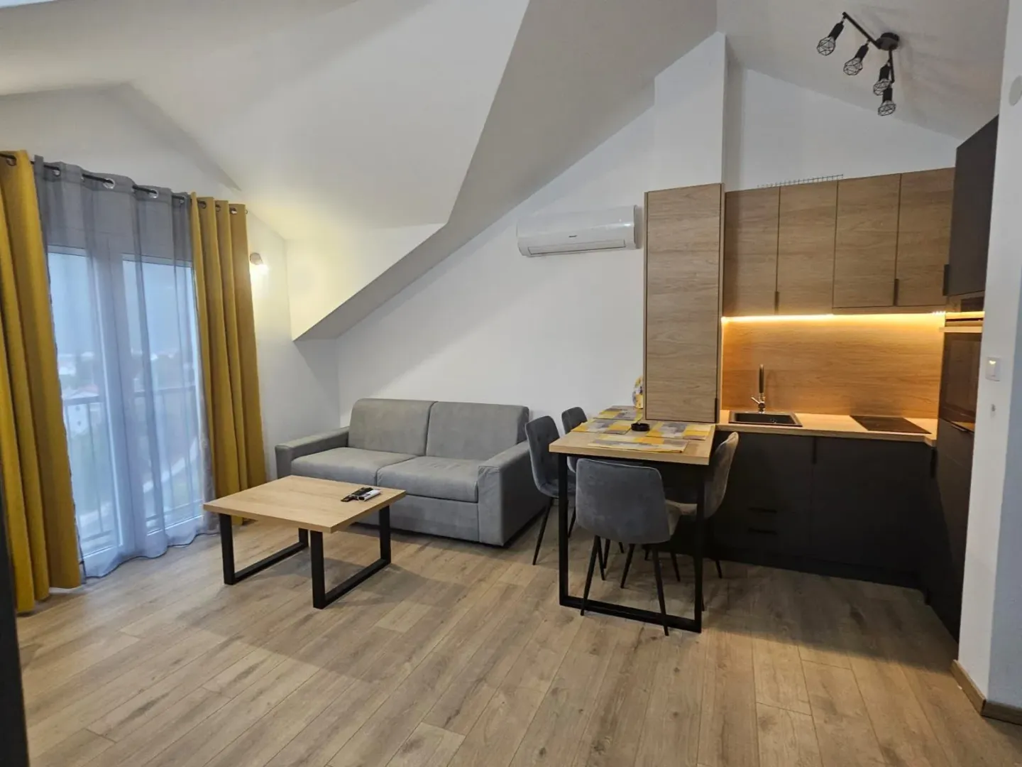 Izdavanje, jednosoban stan, 45m², Đenovići, Herceg Novi