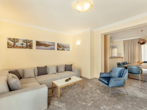 Izdavanje, kuća, 247m², Centar, Kotor - image 12