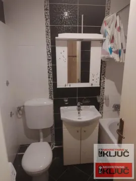 Manje kupatilo sa umivaonikom, WC šoljom i kadom. - image 10
