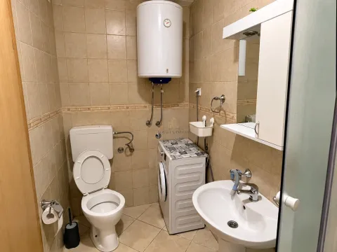 Manje kupatilo sa WC šoljom, umivaonikom, mašinom za veš i bojlerom. - image 8
