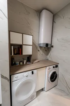 Kupatilo sa mašinom za veš, sušenje i bojlerom. - image 15