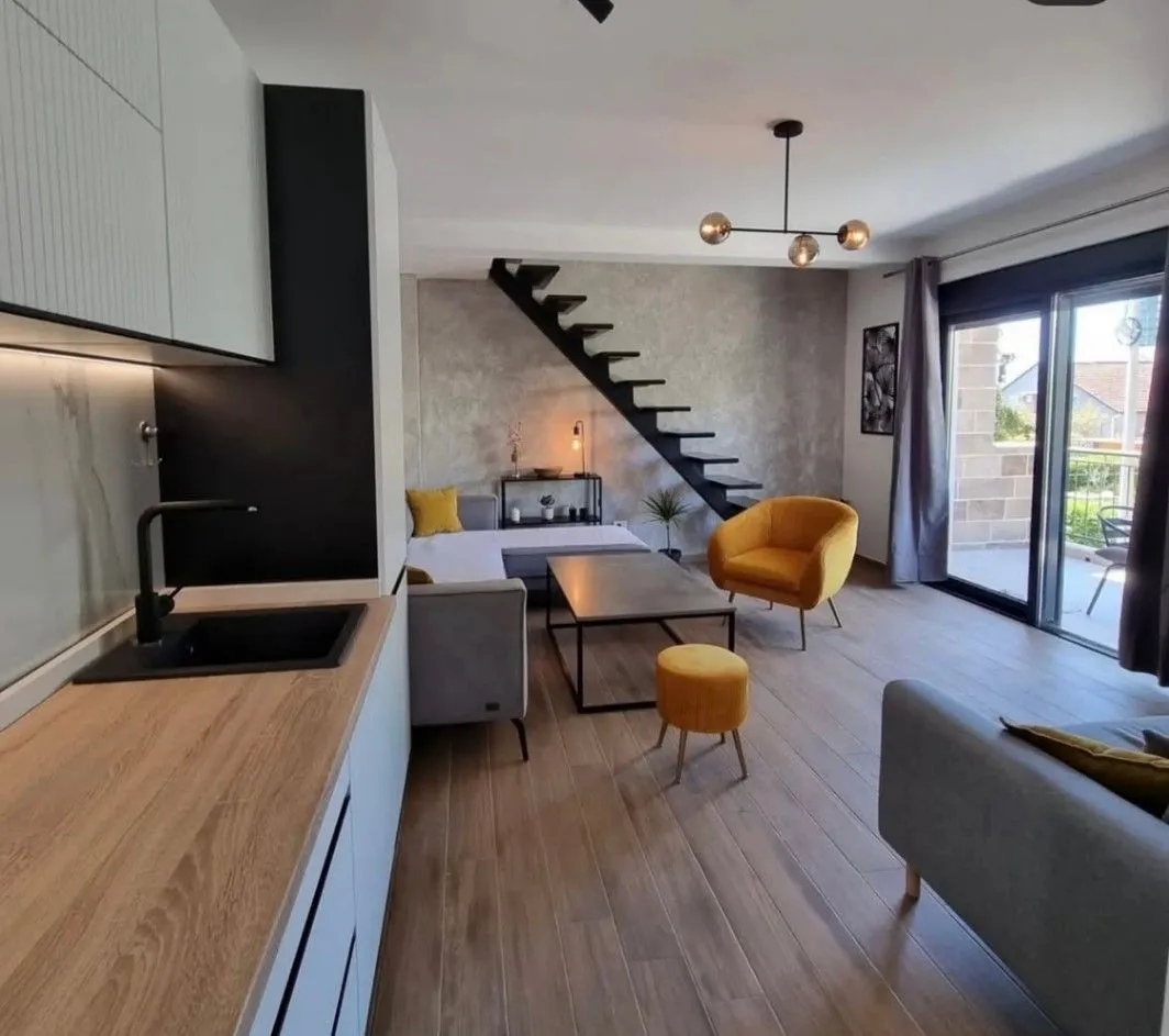 Izdavanje, dvosoban stan, 60m², Radovići, Tivat