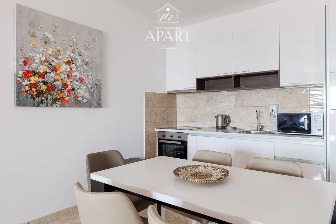 Rent, three bedroom apartment, 107m², Bečići, Budva
