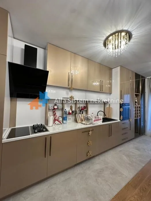 Izdavanje, trosoban stan, 90m², Čubura, Beograd