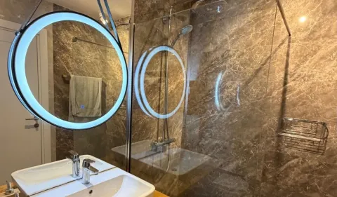 Moderno opremljeno kupatilo sa tuš kabinom i okruglim ogledalom sa pozadinskim osvjetljenjem. - image 3