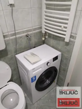 Kupatilo sa veš mašinom, WC šoljom i radijatorom za peškire. - image 8