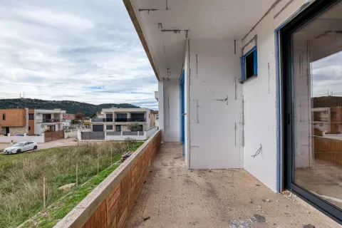 Nezavršen balkon sa pogledom na naselje i okolna brda. - image 7