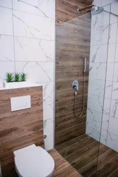 Moderno opremljeno kupatilo sa tuš kabinom i wc šoljom. - image 4